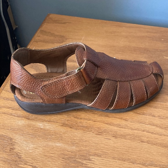 Earth Spirit Women's Brown Closed Toe Leather Sandals - Picture 5 of 10